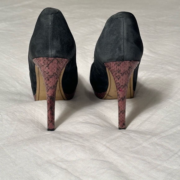 Joan & David 5 inch suede heels, size 8.5 - Picture 4 of 6